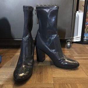 NWOT. GUESS patent leather grey booties